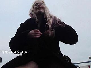 金发熟女户外玩具玩露大奶