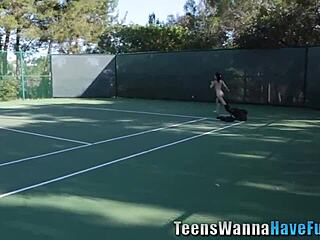 Amateur teen licks pussy at high-def party