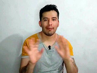 joven medico es penetrado por su jefe el doctor maduro dotado de 23cm de verga gruesa en el cubiculo del hospital