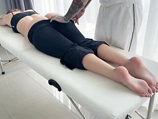 纹身业余妹子天然奶子涂油，足交和深喉口交