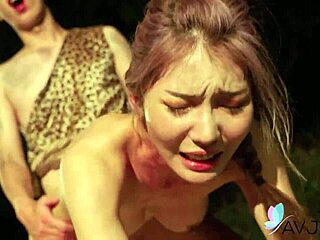 中国女孩李芷妍森林被陌生人猛钻，狂野骑行回荡树林！