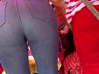 Specialized column on Mexican market: Tight clothing and large buttocks