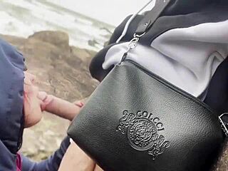 Novinho Maceta Rabuda na Praia Diante de Todos sem Vergonha