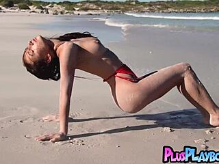 娇小巨乳妹子跟性感熟女一起秀辣身材热辣姿势！