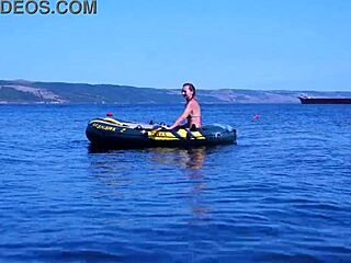 Amateur couple enjoys erotic experience on the Volga River