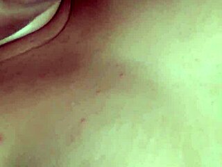 Limpando o mel do meu vibrador e gozando mais parte 2