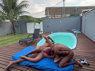 Caiu na net novinha de 18 anos dando pra 2 na piscina