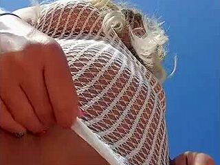 美艳18+妹透明裙无内裤公共露出