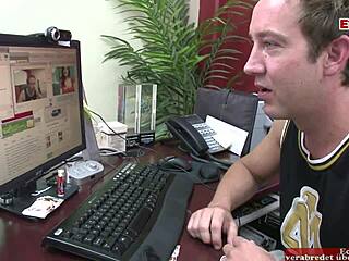 Camgirl allows user with big dick to fuck her pussy intensely