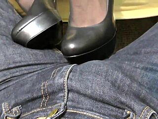 金发黑发妹双人口交换精深喉吞精POV