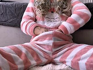 Asian teen 18+ fingers hairy pussy to squirt close up