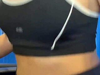 pós treino gostosa no banheiro lotado 😈