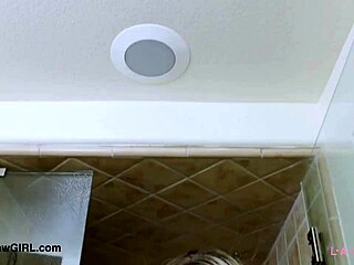 金发辣妹18+淋浴湿身诱惑