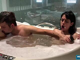 Scarlett Taylor Shares Big Cock