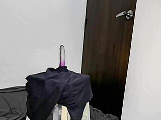 madrastra milf culona playing sexy while she's all alone at home