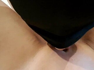 Britney Amber MILF Eaten Out Before Intense Scissoring.