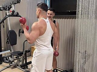 Tesão na academia - feeling horny while working out at the gym.