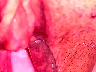 18+少女湿润阴道被舔 失去处女后113天 😍