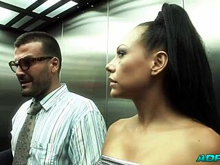 Follando en Bar PUBLICO Delante de Clientes DURO