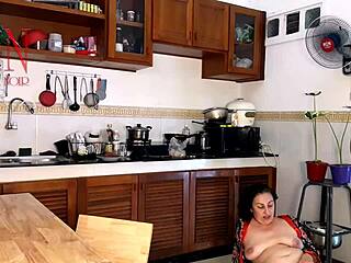 丝袜人妻裸体女仆厨房高潮喷水