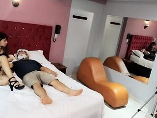 天啊，白胡子叔叔鸡巴还硬，她一吸就勃起！