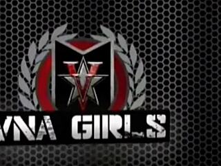 Jelena Jensen用手指操她火辣多毛的阴户，在内裤里