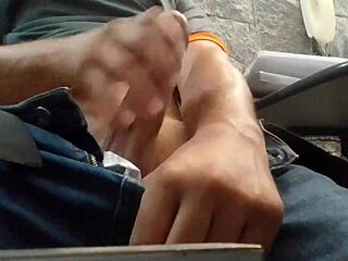 猛男户外公开撸管射精