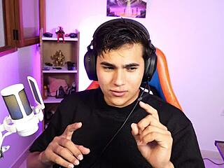 Pareja de streamers follan en directo pov creampie