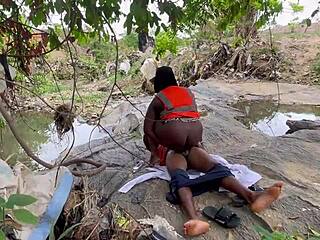 巨乳胖妞户外后台屁股被舔崇拜