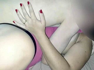 老师Skype诱惑18岁学生首次约会性爱