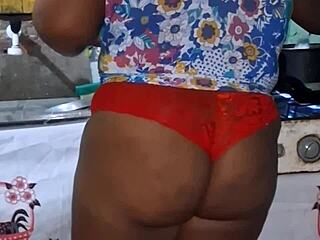Crente Safada Na Cozinha Showing Off Huge Body