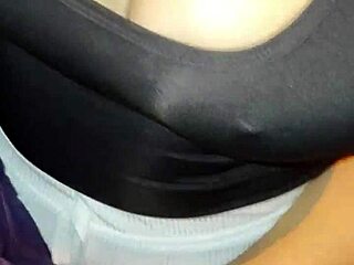 madura venezolana milf culona en hilo rojo?