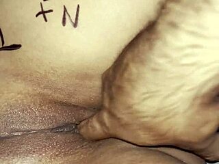 Me chupo los dedos y dedeo la vagina de frida latina