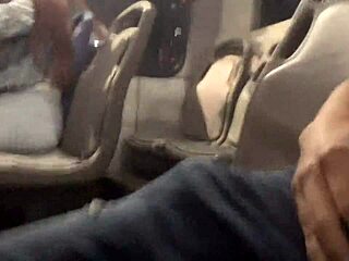 Le Muestro Mi Verga en el Bus Público y Ella Decide Venir a Tocarla