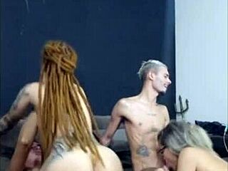 A ruiva de dread sentou gostoso no meu amigo enquanto a mulher dele me mamou gostoso