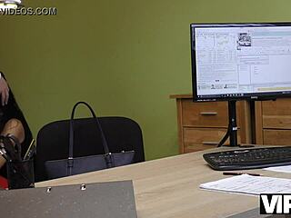 Vip4k Morena Desempleada No Tiene Otra Opción Por Qué Desnudarse