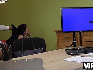 Vip4k Morena Desempleada No Tiene Otra Opción Por Qué Desnudarse