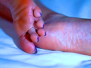 i show my big ass in thong n play with dildo