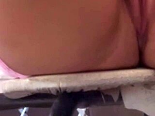 minha enteada filma sua perereca e me envia o video pelo celular ela se exibe no banco usando saia curta sem calcinha exibindo a bucetinha peluda e toda molhadinha