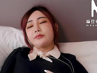 nana shen 说我的无辜脸藏着性感身材，骑乘cosplay还被口交