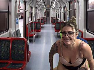 Dentro do trem p�blico da capital acochei e fodi a secret�ria gostosa vindo do seu trabalho