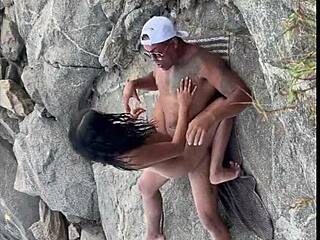 parte 2 bolt jones convida a novinha angel ferraz de apenas 18 anos para conhecer a praia mais famosa do brasil de nudismo ela topa fizeram sexo na frente de todos vídeo bombou em todas as redes sociais