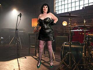 Rockin granny Carmen's surprising lick and dick with multiple cum