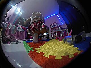 Oso de Peluche con Camara Oculta No Puedo Creer Lo Que Hace Mi Hermana Cuando Esta Sola en Su Cuarto