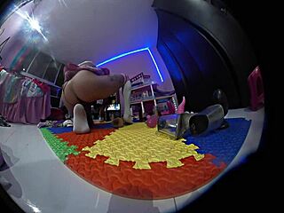 Oso de Peluche con Camara Oculta No Puedo Creer Lo Que Hace Mi Hermana Cuando Esta Sola en Su Cuarto