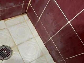 A Petición De Mi Sugar Daddy Voy Al Baño A Orinar