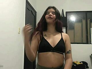 se lo chupo bien rico a mi hermanastro mientras llega mi novio