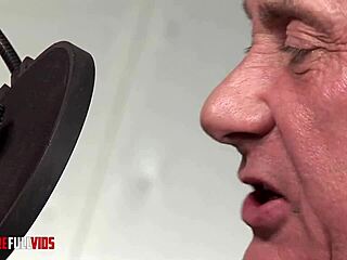 性感黑发妹让俩猛男轮玩三穴肛门直达嘴群P狂欢