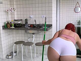 Contratei essa empregada que delicia ver ela com esse shorts eu nao consigo me segurar