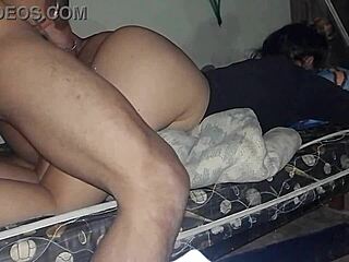 Nalgas paraditas showcases a curvy figure in a casual display of confidence and style.